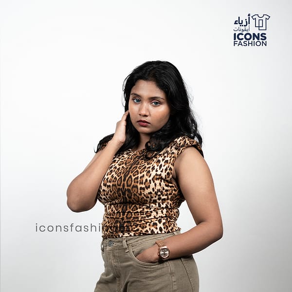 Woman-sleeveless-leopard-print-slim-fit-top-with-round-neckline