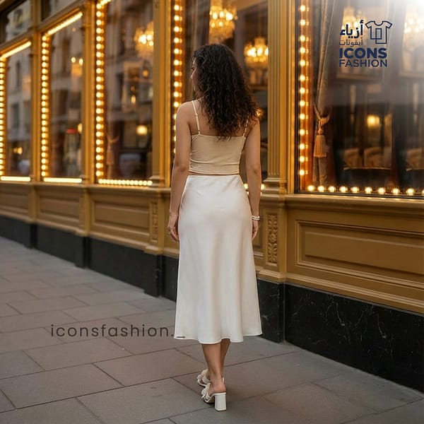 Woman-wearing-beige-sweetheart-neckline-crop-top-with-spaghetti-straps