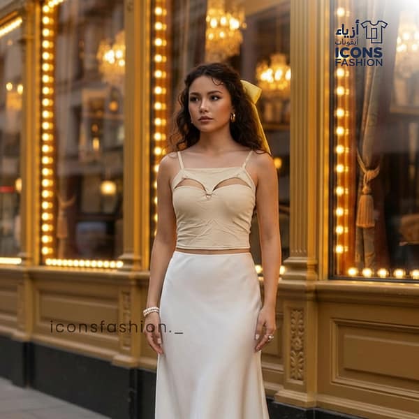 Woman-wearing-beige-sweetheart-neckline-crop-top-with-spaghetti-straps